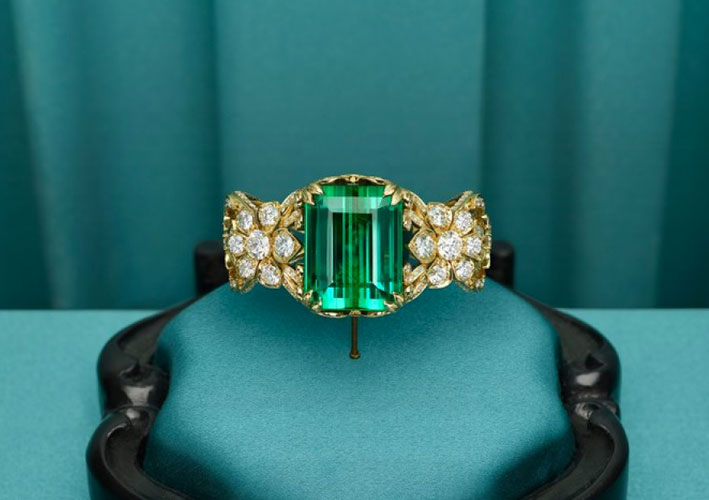 Anello in oro giallo, diamanti e una tormalina verde di 38,8 carati