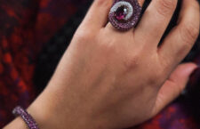 Anello e bracciale con diamanti e rubini