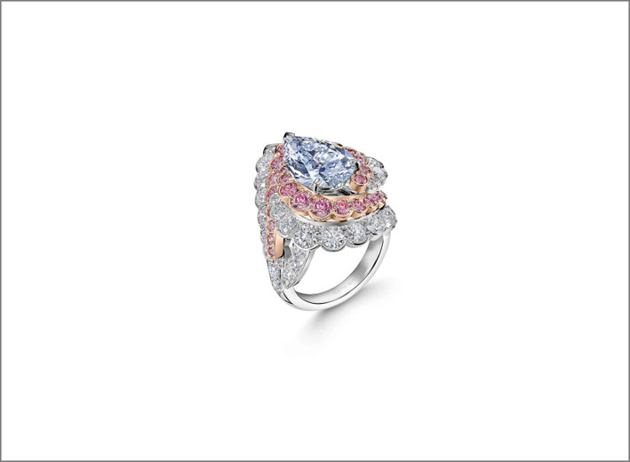 Anello Aurora Maelstrom con un diamante blu taglio pera di 4,28 carati, diamanti rosa e diamanti bianchi