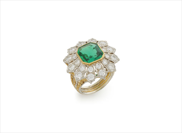 Buccellati, anello con smeraldo di 3,95 carati, diamanti, oro e argento