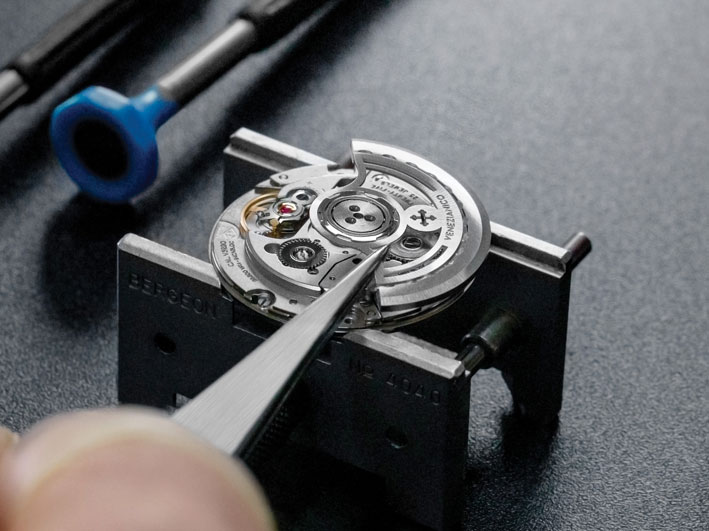 Lavorazione dell'orologio. Il nuovo calibro V3290, frutto di una collaborazione avviata nel corso del 2022 con la svizzera Soprod