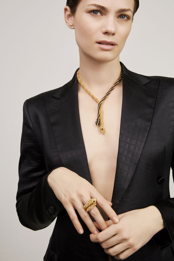 Modella con collana in oro della collezione  Attrazione Fatale indossata