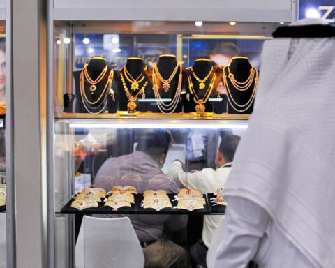 Vetrina con gioielli e visitatori a Dubai