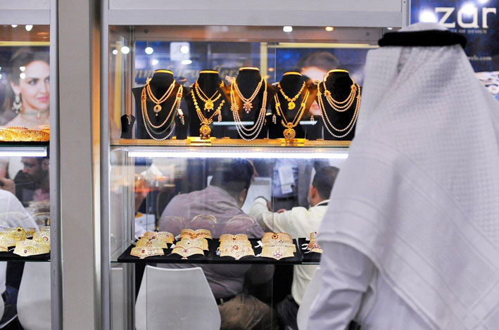 Vetrina con gioielli e visitatori a Dubai
