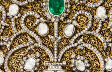 Jali è un design tradizionale e intricato caratterizzato da lavorazioni simili a pizzo o traforate. Oro, diamanti, smeraldo