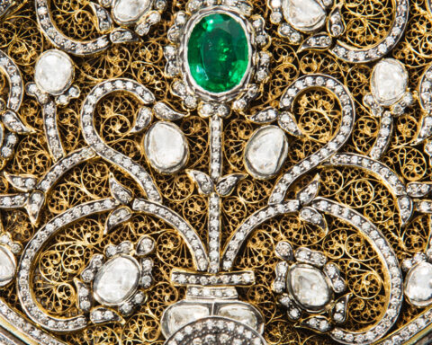 Jali è un design tradizionale e intricato caratterizzato da lavorazioni simili a pizzo o traforate. Oro, diamanti, smeraldo