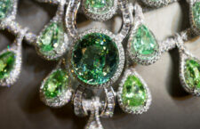 Karen Sue, collana con paraiba cabochon del Mozambico, pietra centrale di 24 carati, 60 in totale e 75 carati di diamanti, dettaglio. Copyright: gioielli.com