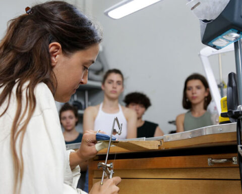 Studenti nel laboratorio di oreficeria Design del gioiello contemporaneo, a Venezia