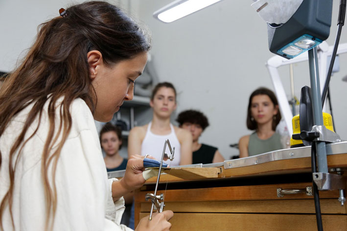 Studenti nel laboratorio di oreficeria Design del gioiello contemporaneo, a Venezia