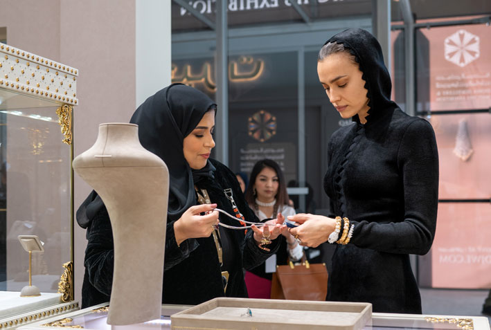 La modella Irina Shayk al Doha Jewellery and Watches Exhibition