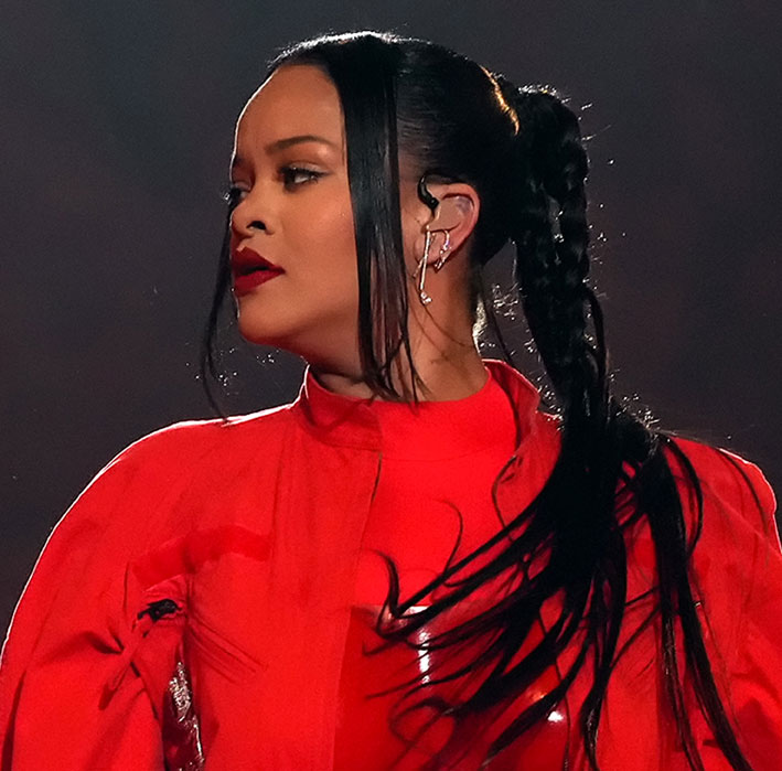 Rihanna sul palco del superbowl 2023 con orecchino di Messika