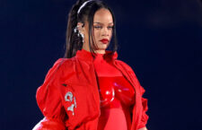 Rihanna con clip di diamanti della linea Illusionistes