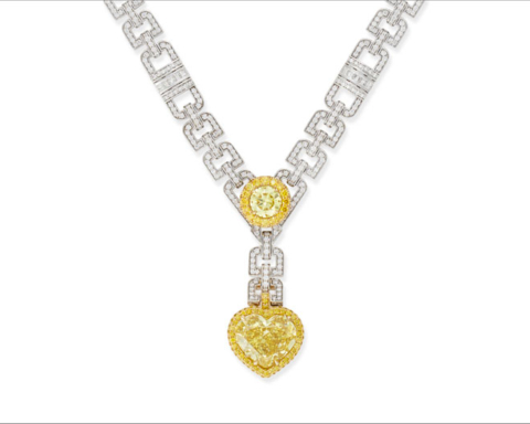 Collana con diamante fancy vivid yellow di 10,03 carati e diamante fancy yellow di 1,52 carati, diamanti bianchi
