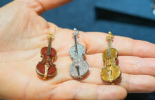 Spille a forma di violino by Mousson. Copyright: gioiellis.com