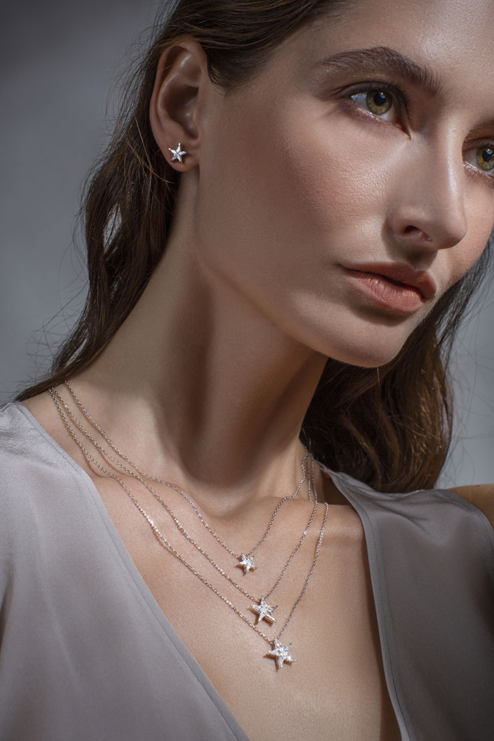 Collane e orecchini della collezione Etoile, in oro bianco e diamanti 