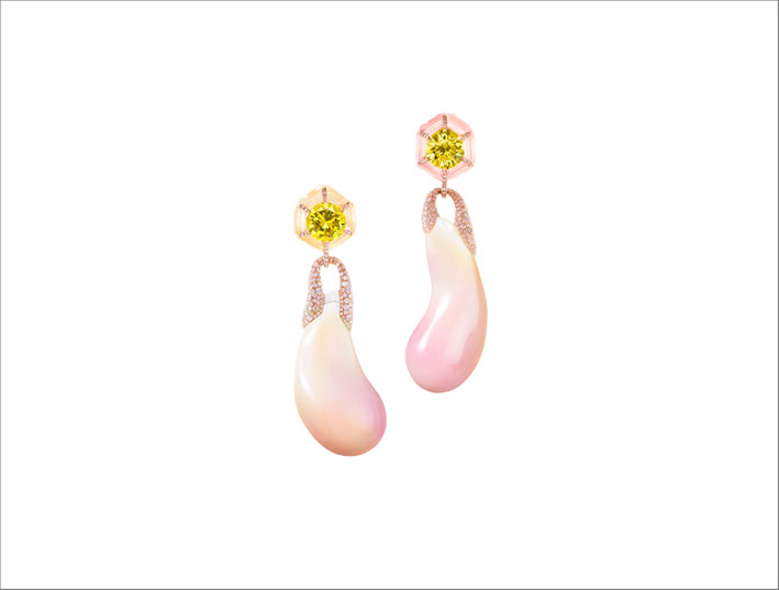 Boghossian, orecchini con conch pearl, diamanti gialli e zaffiri rosa