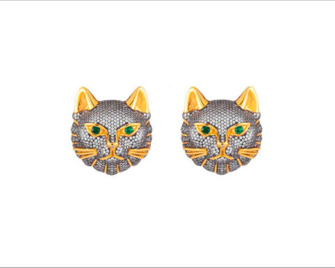 Flirty Cat earrings, in oro placcato, cristalli, radici di smeraldo