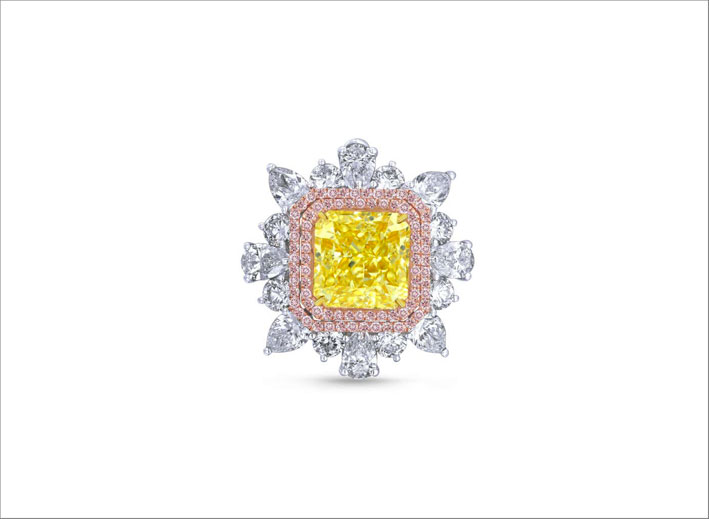 Anello con diamanti giallo, rosa e bianchi