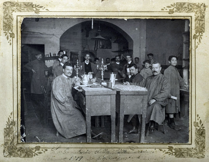 1. Giuseppe Peruzzi e il suo staff nel laboratorio di argenteria e oreficeria in Borgo San Jacopo a Firenze, 1919. Archivio Fratelli Peruzzi