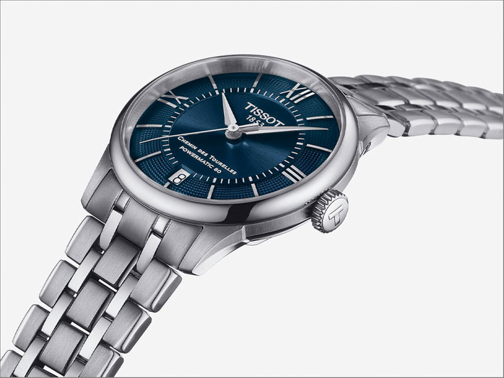 L'orologio Tissot ha una cassa rotonda in acciaio da 42 millimetri, il display classico e movimenti meccanici