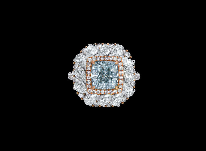 Anello con raro diamante blu, diamanti rosa e bianchi