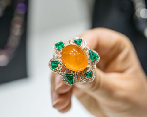 Anello con opale, smeraldi, diamanti. Copyright: gioiellis.com