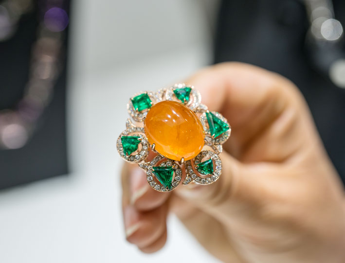 Anello con opale, smeraldi, diamanti. Copyright: gioiellis.com