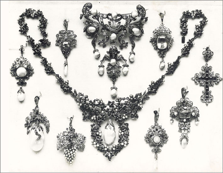 Foto anni Trenta di gioielli Peruzzi realizzati tra la fine del XIX e il primo trentennio del XX secolo della tipologia che a Firenze è conosciuta come Stile Antico. Archivio Fratelli Peruzzi