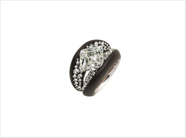 Hemmerle, anello con diamante brillante di 5,68 carati e diamanti reverse