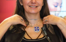 Ina Lazarov con la collana della collezione Loto, in prp,. tanzanite, diamanti e tormalina rosa. Copyright: gioiellis.com