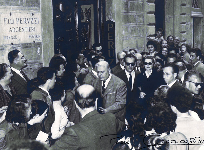Ranieri e Grace di Monaco davanti alla gioielleria Peruzzi, 8 maggio 1957. Archivio Fratelli Peruzzi