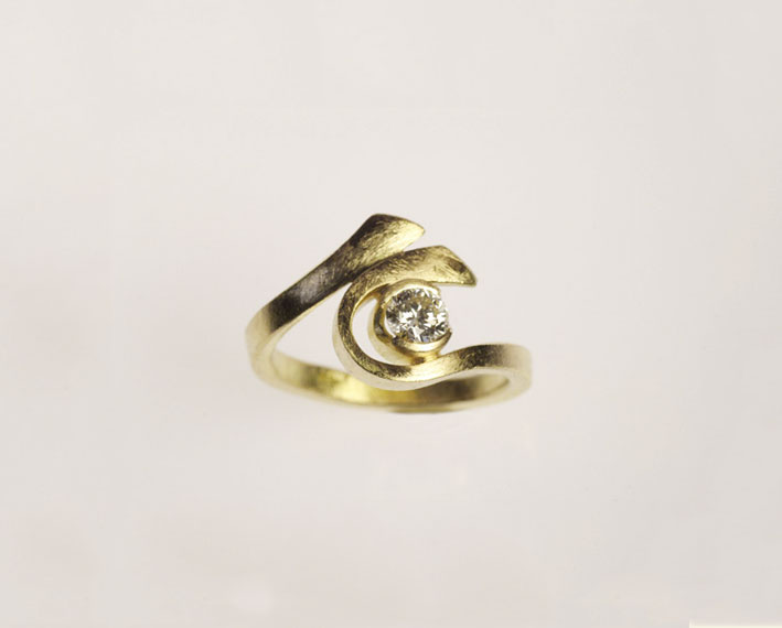 Anello personalizzato, fatto a mano in oro giallo con diamante etico canadese colore J