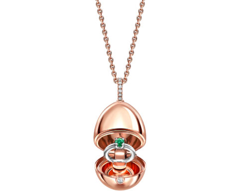 Fabergé, collana con pendente a uovo che contiene un anello con smeraldo