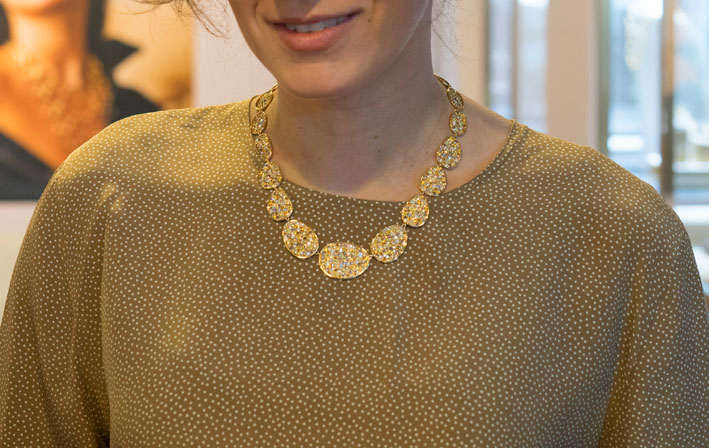 Collana indossata Lunaria Alta in oro e diamanti. Copyright: gioiellis.com