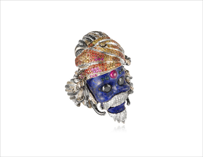 the Secret Ring, con un Teschio Sadu (figura di asceta della religione induista), realizzato con lapislazzuli scolpiti e adornato con tutti i tipi di pietre preziose colorate: rubino, zaffiro, zaffiri colorati, smeraldo