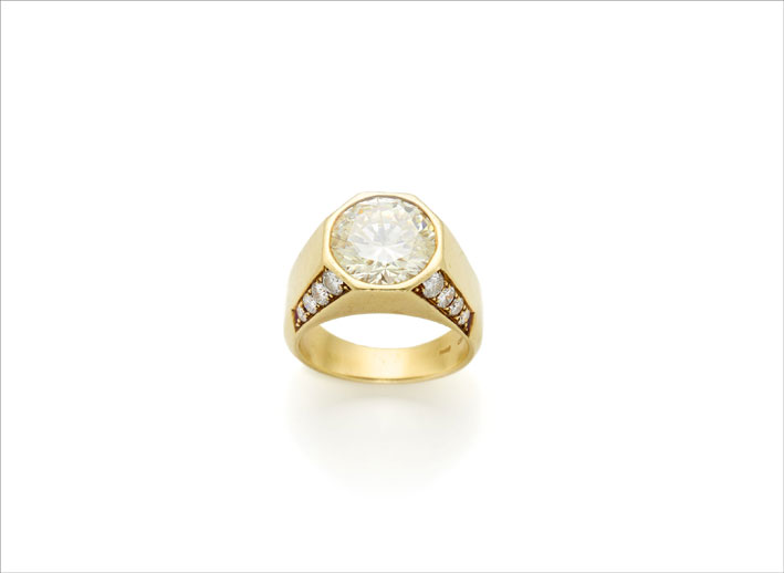 Anello in oro giallo e diamanti. Il diamante rotondo taglio a brillante è di circa 4,90 carati