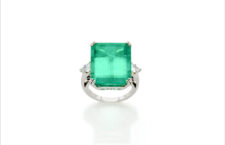 Anello con smeraldo colombiano dal taglio ottagonale di circa 21,70 carati e due diamanti triangolari ai lati