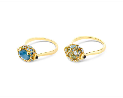 Anello in oro con topazio blu centrale, topazio azzurro, diamanti blu, zaffiri verdi
