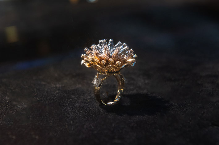 Art-Linea, anello fuochi d’artificio, composto da 40 elementi dinamici con diamanti 