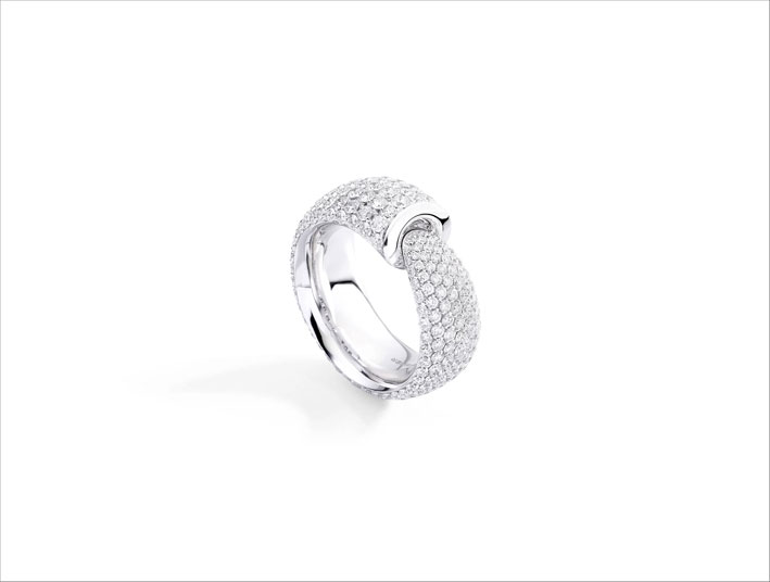 Ring in white gold and white diamond pavé