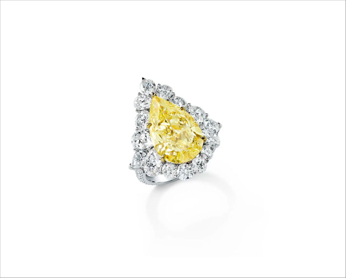 Anello in oro bianco e giallo Fairmined 18 carati, con incastonato un diamante giallo a forma di pera da 7,99 carati e diamanti bianchi
