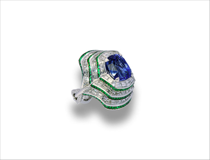 Anello Livre D'Or, in oor bianco, zaffiro blu al centro, smeraldi, diamanti