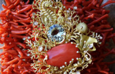 Ciondolo della collezione Gioielli del mare Oro giallo 18kt, acquamarina taglio brillante, corallo giapponese e diamanti FVS taglio brillante