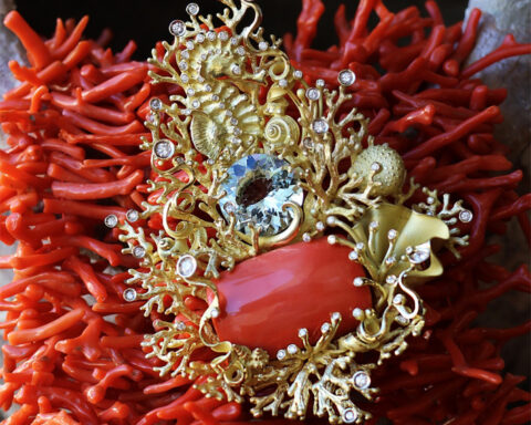 Ciondolo della collezione Gioielli del mare Oro giallo 18kt, acquamarina taglio brillante, corallo giapponese e diamanti FVS taglio brillante