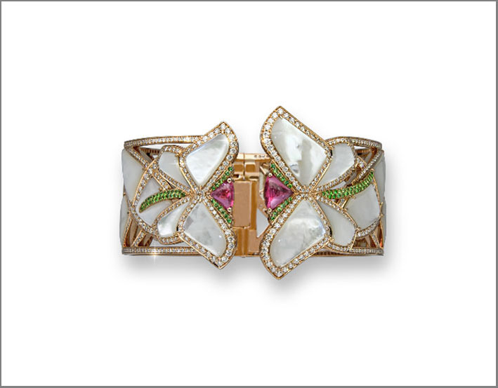 Bracciale Envol du Papillon, in oro rosa e madreperla naturale, con 785 diamanti, tsavoriti e rubelliti