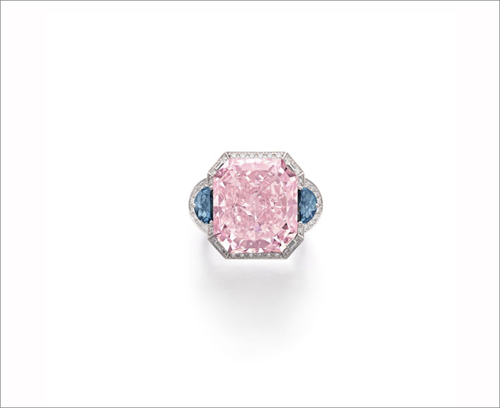 Impressive Fancy Intense Pink and Fancy Deep Grayish Blue diamond ring