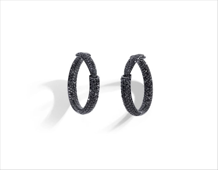 Earrings in white gold and black diamonds