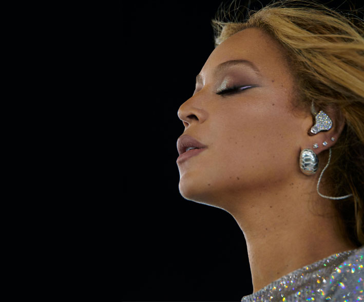 Beyoncé with earpiece boasting Tiffany