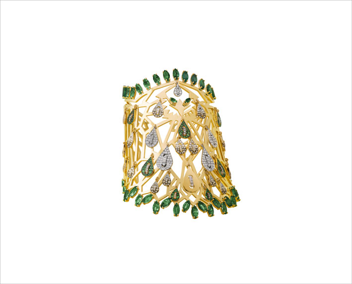 Il bracciale spirato al tema dell’aquila è realizzato in oro, tasvorite, diamanti bianchi, gialli e brown, smeraldi (oltre 18 carati)