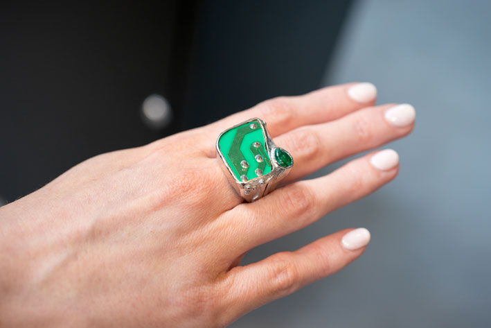 Ring in white gold, circuit board and emerald